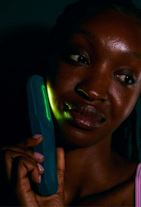 Discover MAGNITONE XO LightsOut Tri Colour LED Cleansing Brush