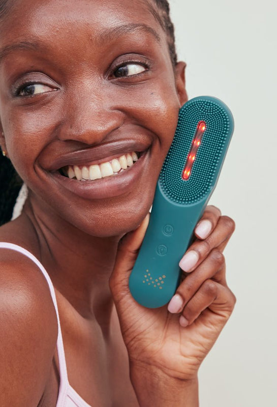 Discover MAGNITONE XO LightsOut Tri Colour LED Cleansing Brush discover-magnitone-xo-lightsout-tri-colour-led-cleansing-brush